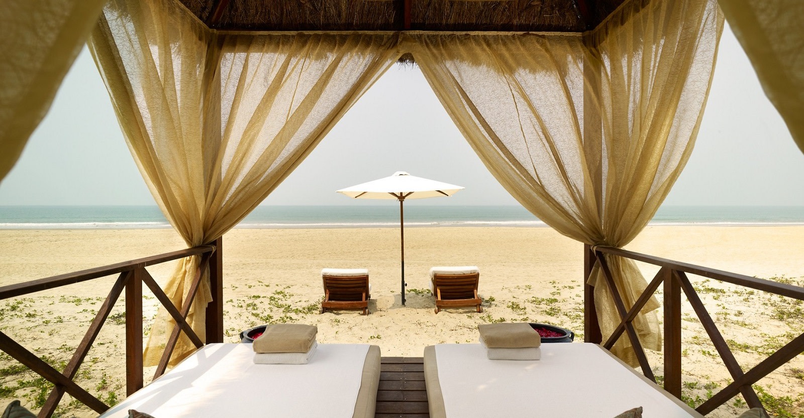 果阿柏悦酒店度假村& Spa Park - 南印度 Hotels (2) 妖娆 Travels 印度之旅 Deckchairs at the beach at 果阿柏悦酒店度假村&中部果阿Spa& West 印度
