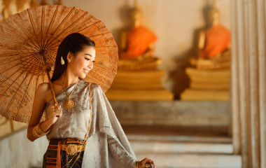 泰国旅行-亚洲女人穿着传统的泰国文化,复古风格,泰国