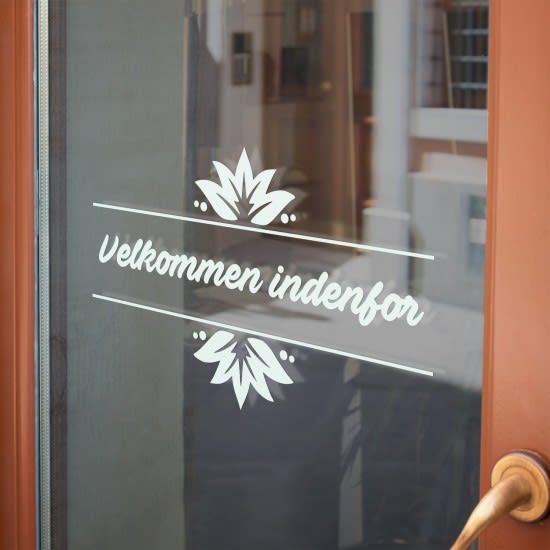 Enkel sticker med blomst og valgfri tekst Enkel sticker med blomst og valgfri tekst