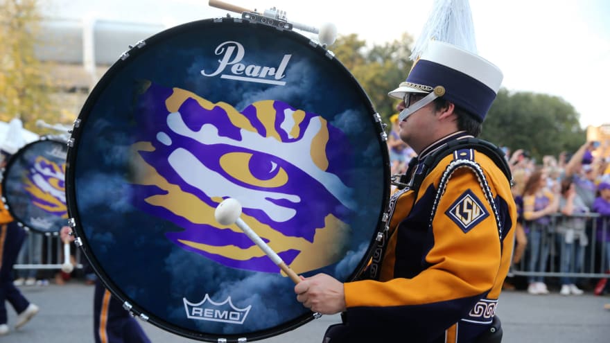 Lsu Band Plays Neck On Bourbon Street And Fans Love It Yardbarker