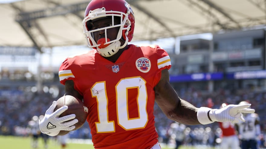 Watch Tyreek Hill Flashes Peace Sign Again After Back Breaking Return Td Yardbarker