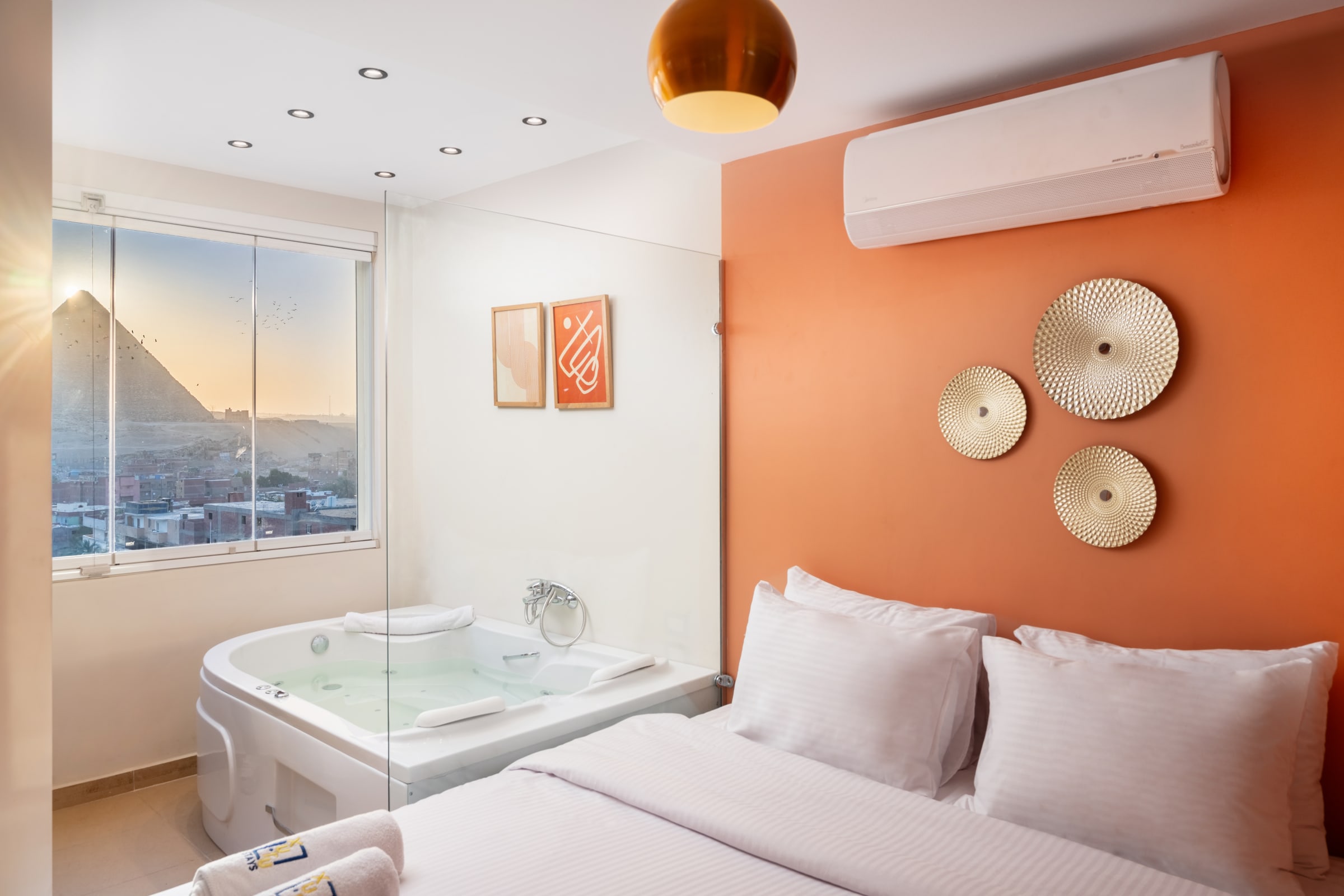 Jacuzzi Studio By The Historic Pyramids (Apt.5)