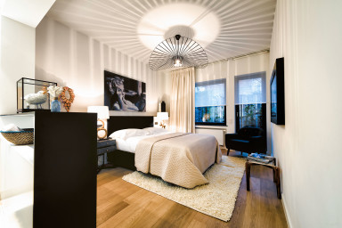 Bedroom with Queen Sized Bed / Flatscreen TV