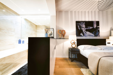 Bedroom with Queen Sized Bed / Flatscreen TV