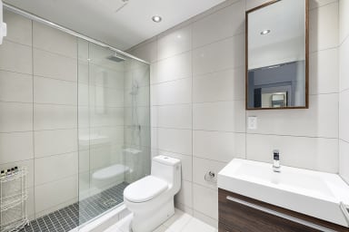 Salle de bain avec douche appartement à louer