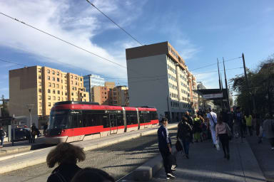 quartier : vue depuis la sortie Alpes de la gare Part dieu avec aperçu...