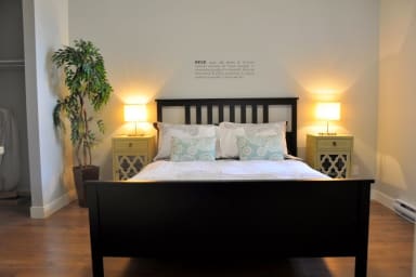 Bedroom 2: Queen size bed + walk in