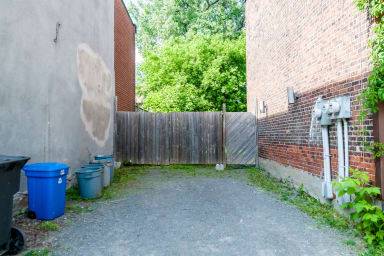 private parking included. parking is also free on both sides of the one way...
