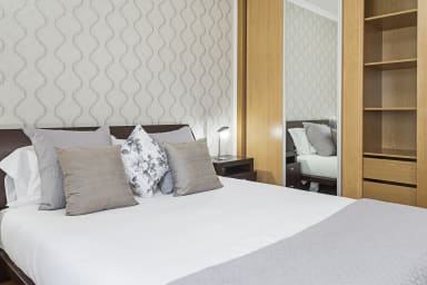 Chambre à coucher avec un grand lit