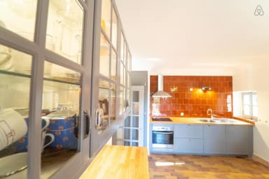 Cuisine équipée avec plaques électriques 
