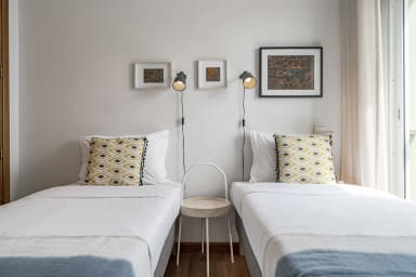 Chambre avec deux lits simples.
