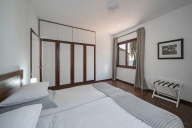Schlafzimmer mit zwei Einzelbetten.