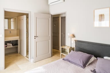 Air conciergerie/bastide Blanche first ground room with bathroom bed 160 cm