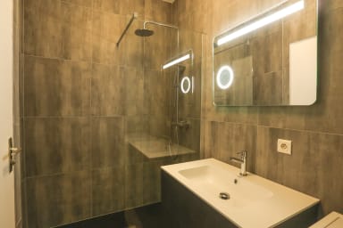 salle de bain, douche à l'italienne, vasque , lave linge, sèche linge.