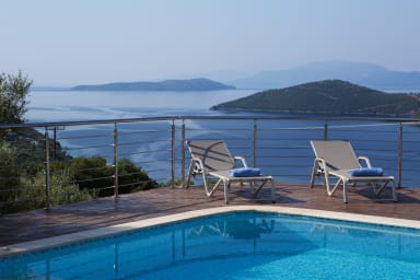 Luxury 6 bedroom villa with stunning view of Ionian sea in Mikros Gialos