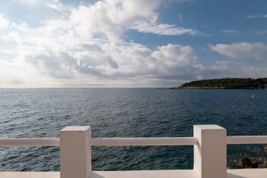 BNB RENTING Cap d'Antibes front de mer, accès direct à la mer