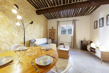 BNB RENTING atypical one bedroom apartment in the heart of Antibes