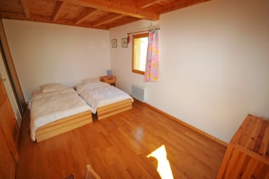 Bedroom n ° 1 - With 2 single beds