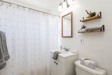 mirror, bathtube, toilette, lamps