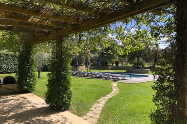Terrasse ombragée avec table pour 10 personnes. Location saisonnière Lambesc