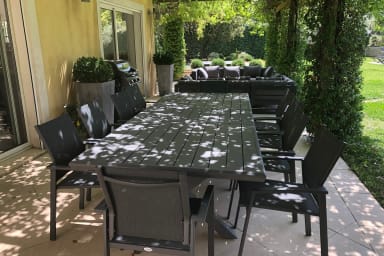 Terrasse ombragée avec table pour 10 et salon de jardin