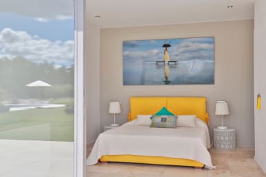 Air-conditioned room with bathroom on the ground floor