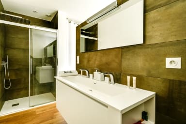 First suite bathroom with w.c.