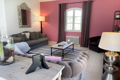 coin salon avec télévision