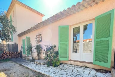 Jardin arrière de la maison donnant sur les chambres 