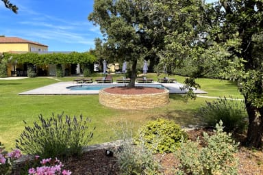 Jardin avec piscine. Location saisonnière à Lambesc Serenity Rentals