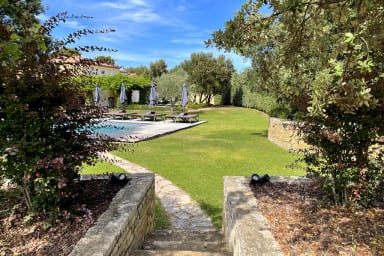 Grand jardin avec espace pelouse. Location saisonnière Lambesc