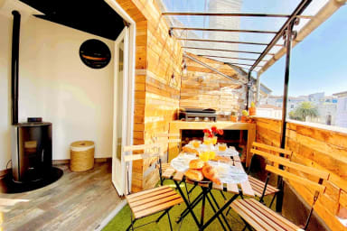 Coin salon avec poêle à granulé ouvert sur une agréable terrasse couverte par...
