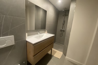 Salle de bain avec douche 