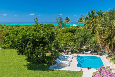 Reef Pearl offers a private pool and a large backyard with kids' playground.