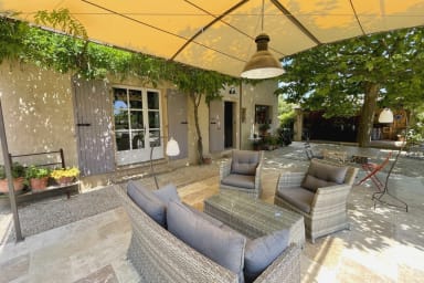 Terrasse ombragée avec salon de jardin - Location saisonnière
