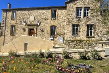 La mairie de Rognes à l'image du village avec de nombreux bâtiments en pierre