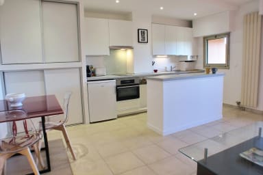 Cuisine entièrement équipée avec nombreux rangements. Espace repas également...