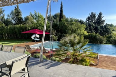 Location saisonnière à Aix en Provence. Terrasse et piscine