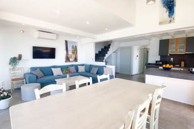 bel espace ouvert cuisine, salon et séjour sur grande terrasse et piscine