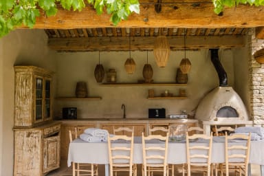 The summer kitchen with the pizza oven