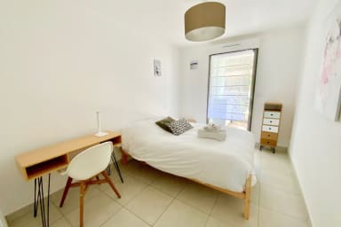 Chambre lit en 140 x 190 avec espace bureau et ouverture sur la terrasse
