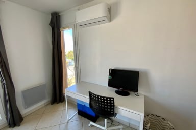 Chambre avec climatisation et espace bureau lit en 140