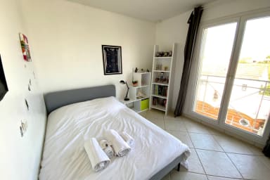 Chambre avec climatisation et espace bureau lit en 140