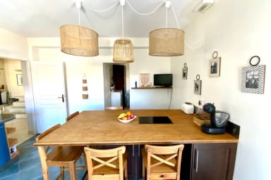 Cuisine avec porte fenetre donnant sur le jardin cote piscine et bbq