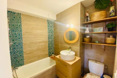Salle de bain avec baignoire et WC