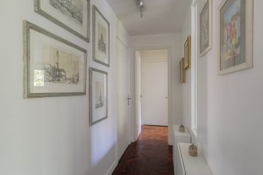 Ce grand couloir donne sur les chambres