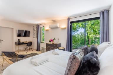 Dream holidays with swimming pool in the heart of Luberon in Ménerbes