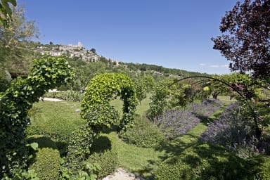 Location à Lacoste piscine chauffée terrain de tennis