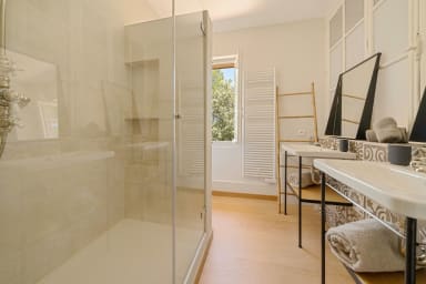 Dream holidays near the Provencal Colorado in Roussillon