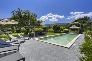 Exceptional property to rent in the heart of the Petit Luberon in Lacoste